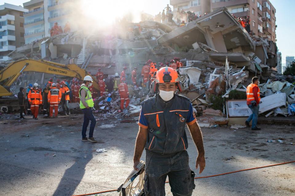 Les secours sont toujours à la recherche de survivants sous les décombres en Turquie - 31 octobre 2020 - Yasin AKGUL - AFP