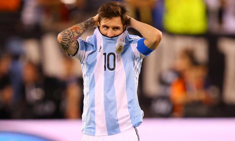 Argentina’s Lionel Messi takes a nervous glance during the shootout at last year’s Copa América Centenario final against Chile, who won 4-2 after a 0-0 draw.