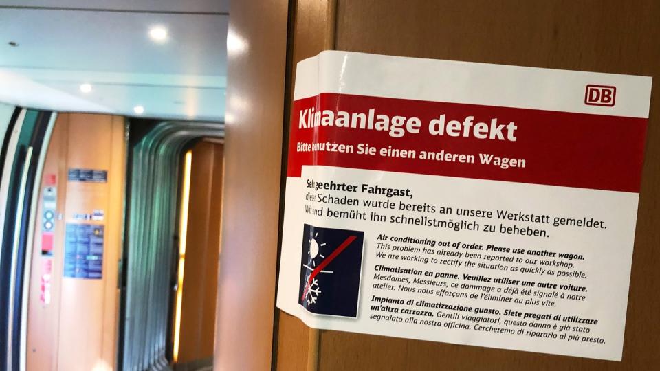 «Klimaanlage defekt - Bitte benutzen Sie einen anderen Wagen»: Solche Pannen schaden dem Image der Bahn ebenso wie die chronischen Verspätungen. Foto: Roland Freund