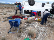 <p>BAJA CALIFORNIA SUR (MÉXICO), 14/02/2018.- Socorristas atienden a los ocupantes de uno de los vehículos que formaba parte de la caravana de la aspirante presidencial indígena Marichuy hoy, miércoles 14 de febrero de 2018, tras un accidente en el tramo carretero entre San Ignacio y Vizcaíno, en el estado de Baja California Sur (México). La aspirante presidencial indígena María de Jesús Patricio, conocida como Marichuy, resultó herida y otra persona falleció hoy al sufrir un accidente la camioneta en que viajaban en el estado mexicano de Baja California Sur, informó el Congreso Nacional Indígena (CNI). El reporte indica que a bordo de la camioneta viajaban 11 miembros del Concejo Indígena de Gobierno (CIG), constituido en mayo de 2017 por el CNI para participar en el proceso electoral de 2018. EFE/ Manuel Pérez </p>