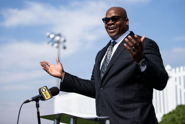 Auburn unveils statue of Frank Thomas at Plainsman Park