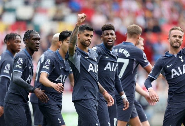 Cristian Romero (centre) celebrates