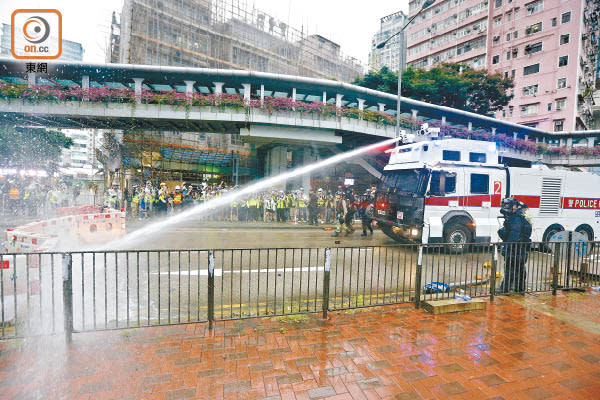 荃灣驅散示威者時首次出動水炮車平亂，水柱射向路障，但未能沖散。（何天成攝）