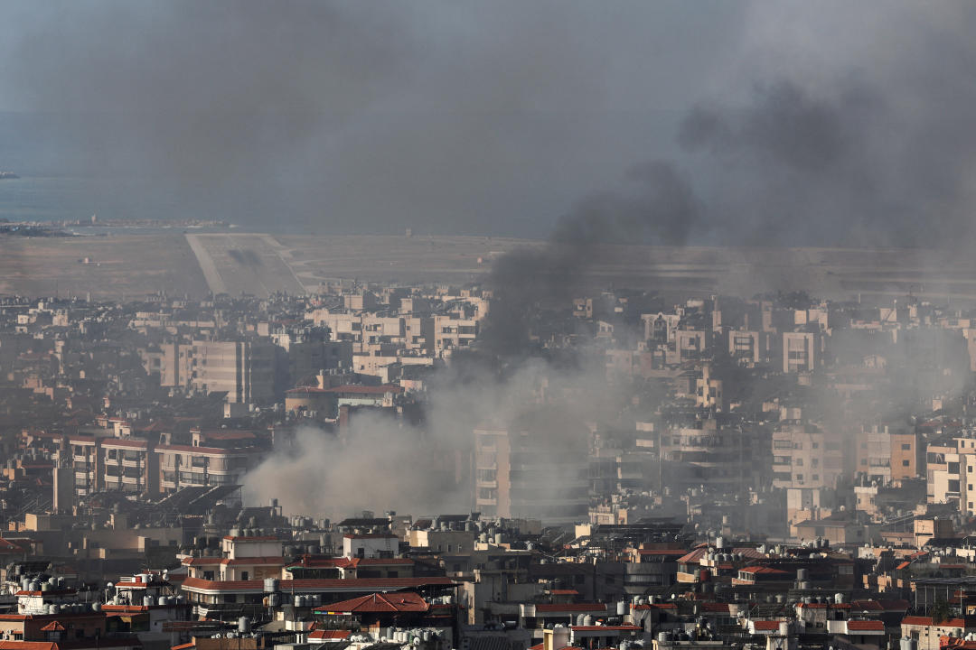 El humo cubre el cielo sobre la pista del Aeropuerto Internacional Rafic Hariri de Beirut y los suburbios del sur de Beirut después de un ataque, en medio de las hostilidades en curso entre Hezbollah y las fuerzas israelíes, como se ve desde Sin El Fil, Líbano, el 2 de octubre de 2024. REUTERS/Amr Abdallah Dalsh