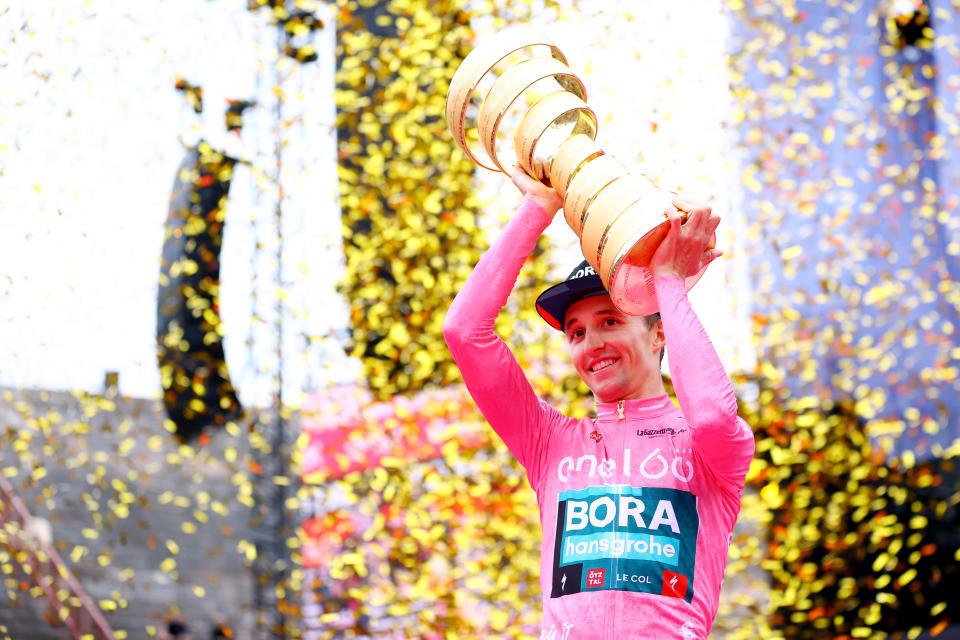 VERONA, ITALY - MAY 29: Jai Hindley of Australia and Team Bora - Hansgrohe Pink Leader Jersey celebrates at podium with the Trofeo Senza Fine as overall race winner during the 105th Giro d'Italia 2022, Stage 21 a 17,4km individual time trial stage from Verona to Verona / ITT / #Giro / #WorldTour / on May 29, 2022 in Verona, Italy. (Photo by Michael Steele/Getty Images)