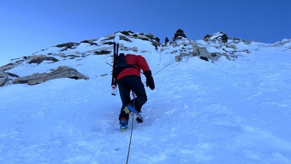 The team ropes in during the ascent.<p>Dynafit/Benedikt Boehm</p>