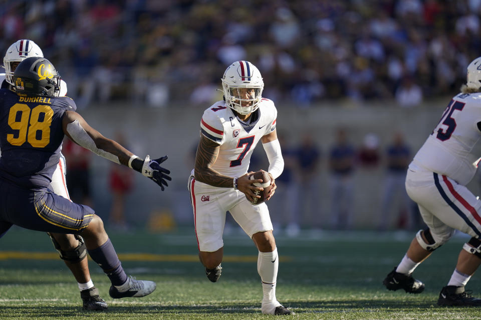 Arizona quarterback Jayden de Laura (7) runs out of the pocket during the second half of an NCAA college football game against California in Berkeley, Calif., Saturday, Sept. 24, 2022. (AP Photo/Godofredo A. Vásquez)