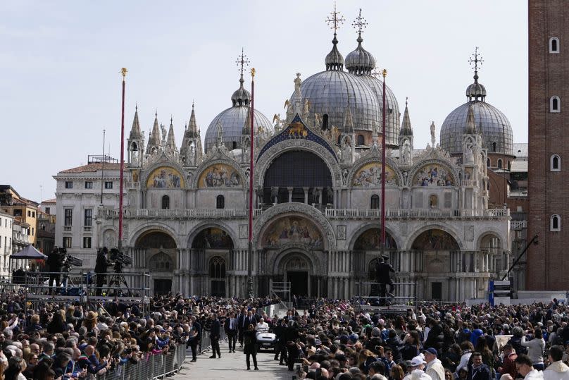 Papst Franziskus kommt auf dem Markusplatz an, um eine Messe in Venedig, Italien, zu halten, Sonntag, 28. April 2024.