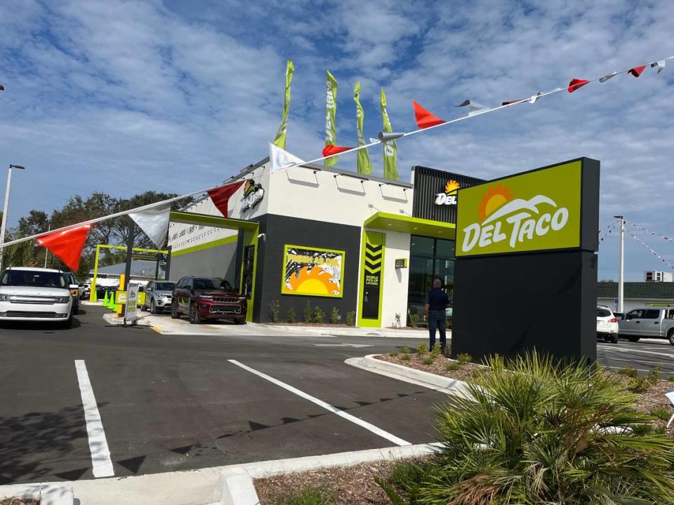 A pocas cuadras de Taco Bell en Manatee Ave. W. en Bradenton, Del Taco sirve a algunos de los primeros clientes de la tienda en el área de Bradenton. 11/19/2022