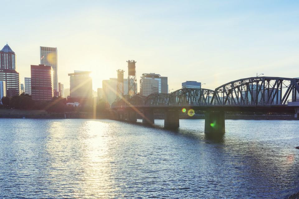 3) It has the oldest vertical-lift bridge in the country. (Portland, Oregon)