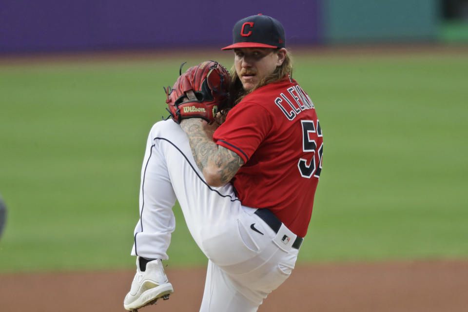 Mike Clevinger, abridor de los Indios de Cleveland, lanza durante un juego el miércoles 26 de agosto de 2020, ante los Mellizos de Minnesota (AP Foto/Tony Dejak)