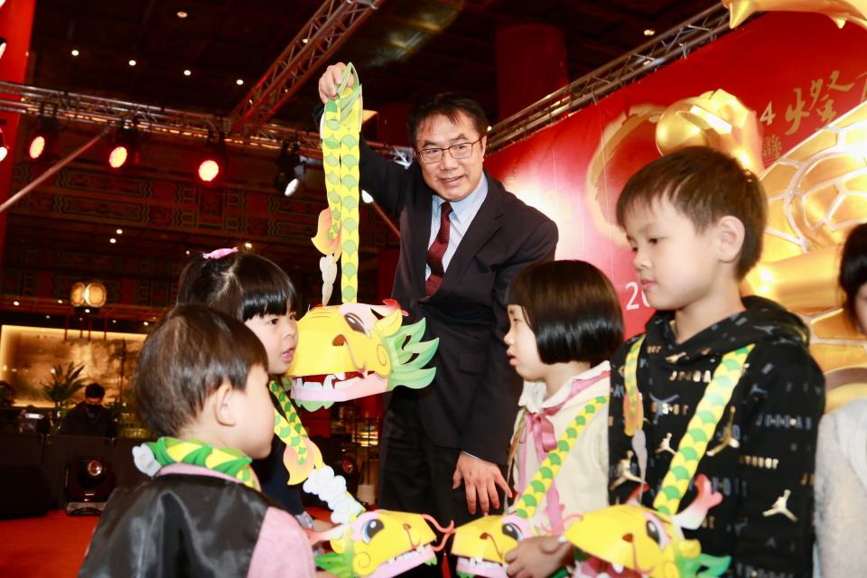 臺南市長黃偉哲展示「小龍包」，小燈籠於臺南燈會期間贈送，每位遊客限領一組。（臺南市府提供）