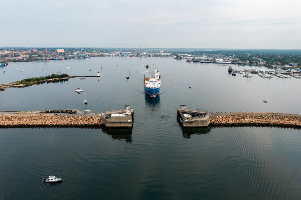 Aspas de turbina fabricadas en Canadá llegan en una embarcación especializada a la Terminal de Comercio Marítimo de New Bedford, Massachusetts, el 5 de junio de 2023. (Bob O’Connor/The New York Times)
