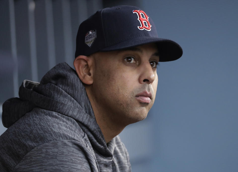 ARCHIVO - En esta foto del 28 de octubre de 2018, el mánager de los Medias Rojas de Boston espera por el inicio del quinto juego de la Serie Mundial contra los Dodgers de Los Ángeles en Los Ángeles. (AP Foto/David J. Phillip, Archivo)