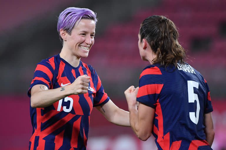 Megan Rapino celebra con Kelley O'Hara tras ganar el bronce en Tokio (Photo by Tiziana FABI / AFP)