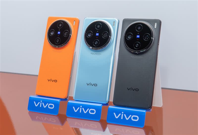 vivo X100 Pro推出「星跡藍」、「隕石黑」、「煦日橙」三色，建議售價34,990元。（圖／品牌業者提供）