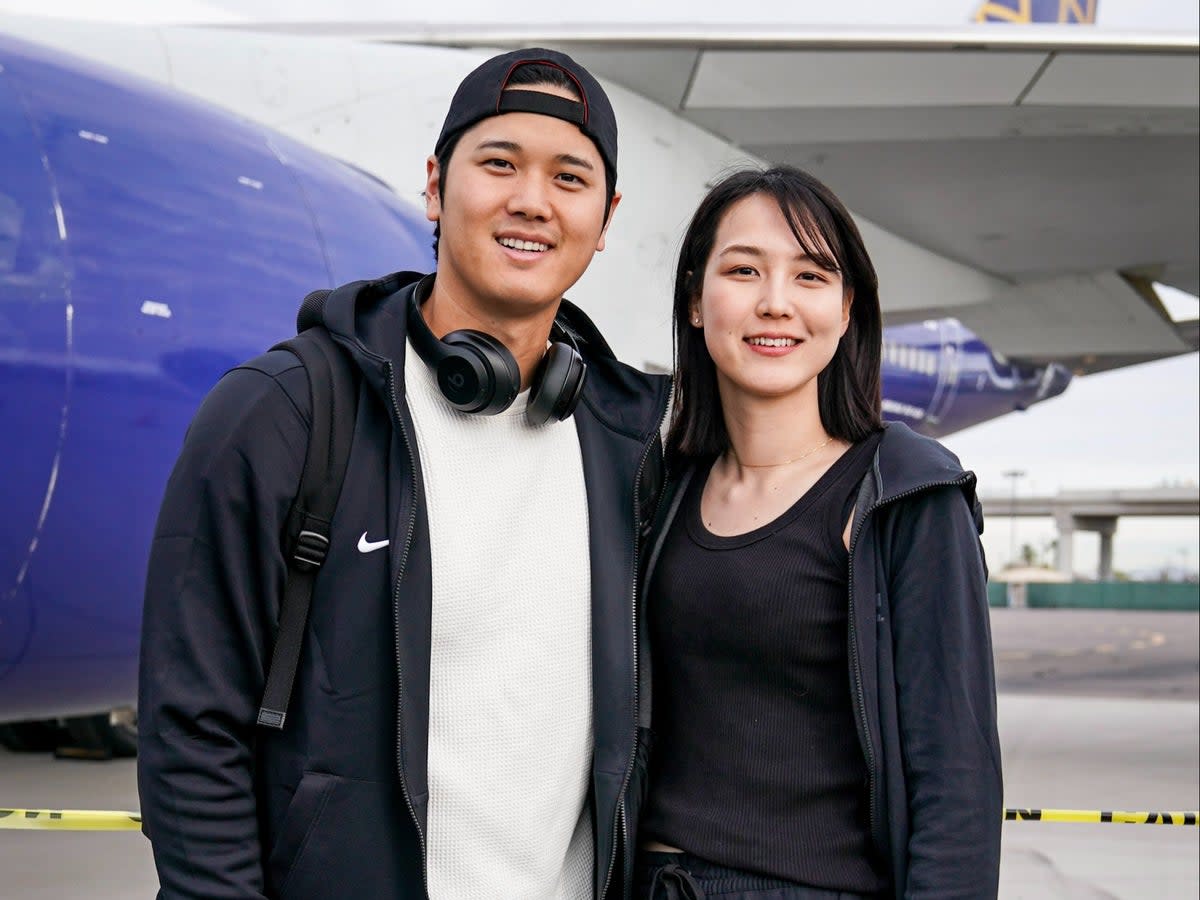 Shohei Ohtani shares his first picture with his wife, a month after announcing marriage   (@Dodgers)