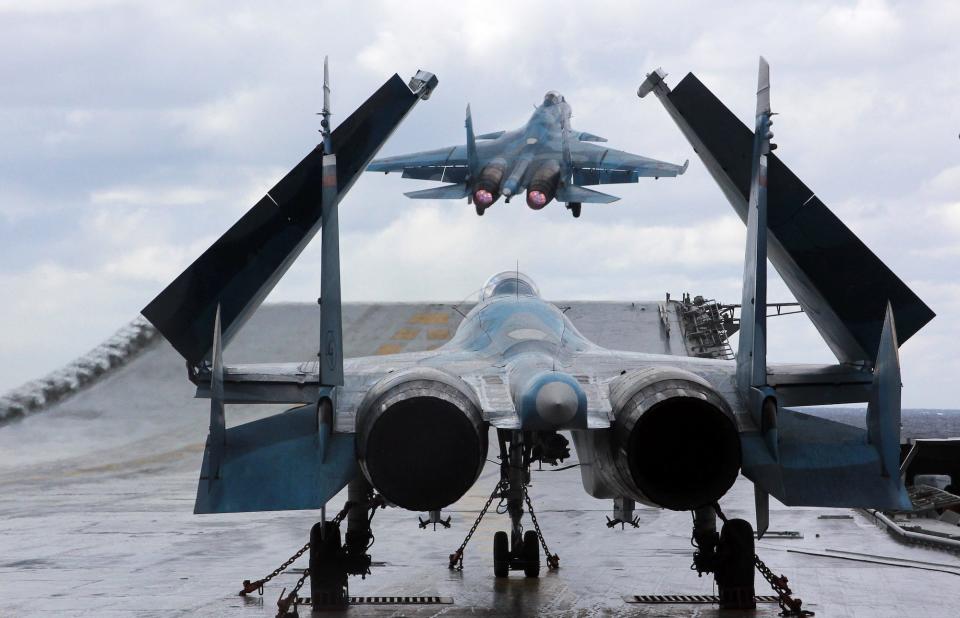 Eine Su-33 hebt von der Admiral Kusnezow ab, als sie im Januar 2017 vor der syrischen Küste segelt. - Copyright: Andrei LuzikTASS via Getty Images