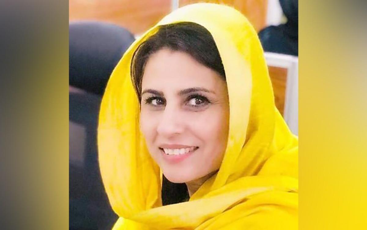 La única mujer diplomática de Afganistán ha dimitido tras ser acusada de contrabando de oro por valor de 1,6 millones de libras esterlinas.