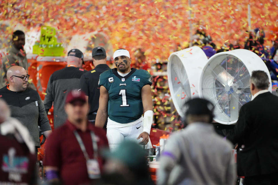 El mariscal de campo de los Philadelphia Eagles, Jalen Hurts (1), anotó cuatro touchdowns en la derrota del domingo en el Super Bowl ante los Kansas City Chiefs en Glendale, Arizona (AP Photo/Ross D. Franklin)