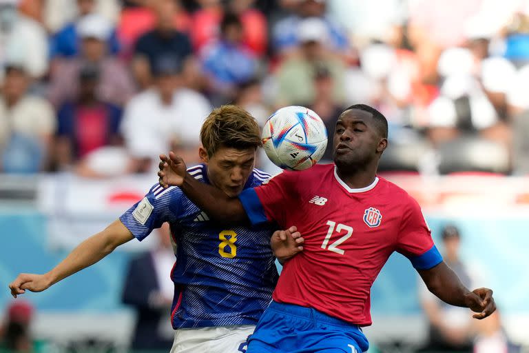 Joel Campbell, de Japón, y Ritsu Doan, de Costa Rica, disputan la pelota