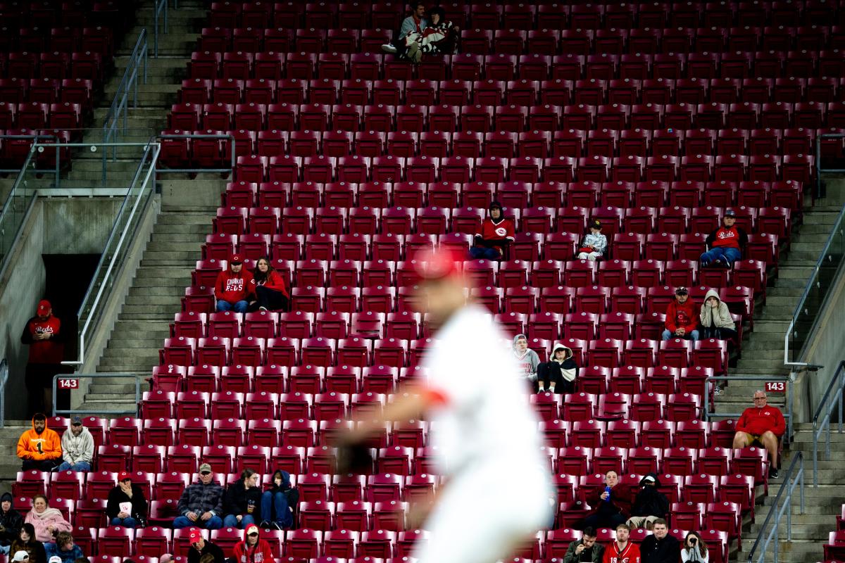 Fan makes incredible catch on foul ball while bottle feeding baby