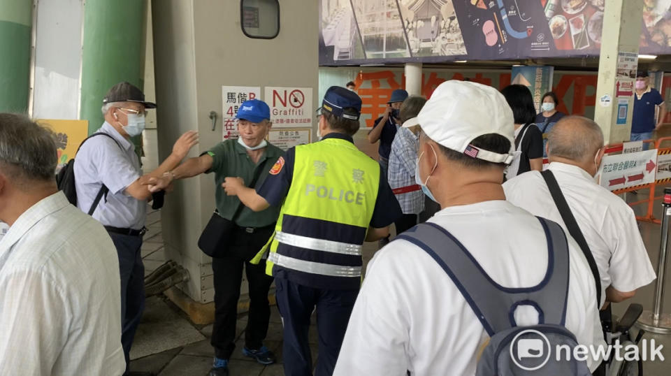 民眾不滿現場動線混亂，大聲抱怨。   圖：周煊惠 / 攝