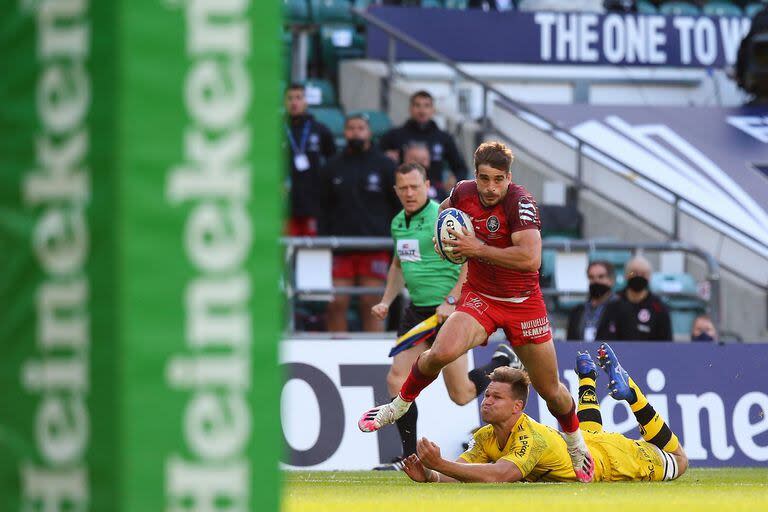 Juan Cruz elude un tackle de Arthur Retiere, de La Rochelle, y escapa hacia el in-goal en la final europea que Stade Toulousain ganó en 2021; a pocos meses de su incorporación, el back consiguió un try importantísimo.