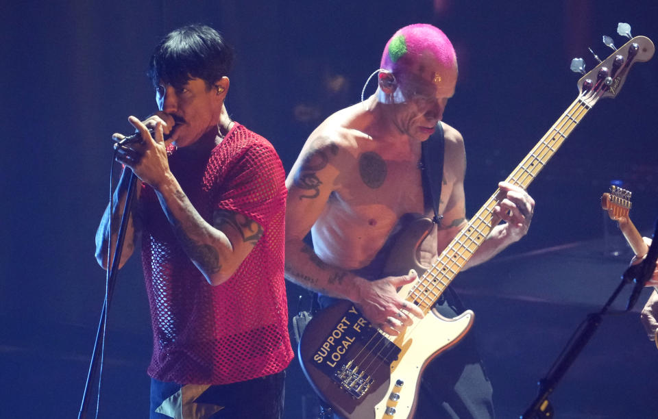 Anthony Kiedis, izquierda, y Flea, de los Red Hot Chili Peppers, durante su presentación en los Premios MTV a los Videos Musicales en el Prudential Center el domingo 28 de agosto de 2022 en Newark, Nueva Jersey. (Foto Charles Sykes/Invision/AP)