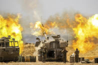 Una unidad de artillería israelí dispara contra objetivos en la Franja de Gaza, en la frontera israelí con Gaza, el miércoles 12 de mayo de 2021. (AP Foto/Yonatan Sindel)