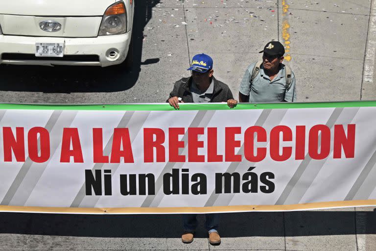 Carteles contra la reelección de Bukele en El Salvador (Photo by Marvin RECINOS / AFP)