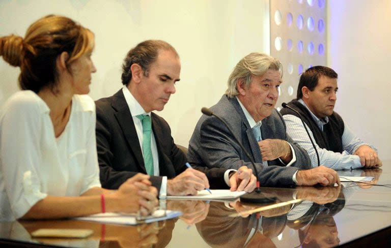 Toviggino, el último de la derecha, integró la Comisión Normalizadora de la AFA que presidió brevemente Armando Pérez (sentado a su derecha)