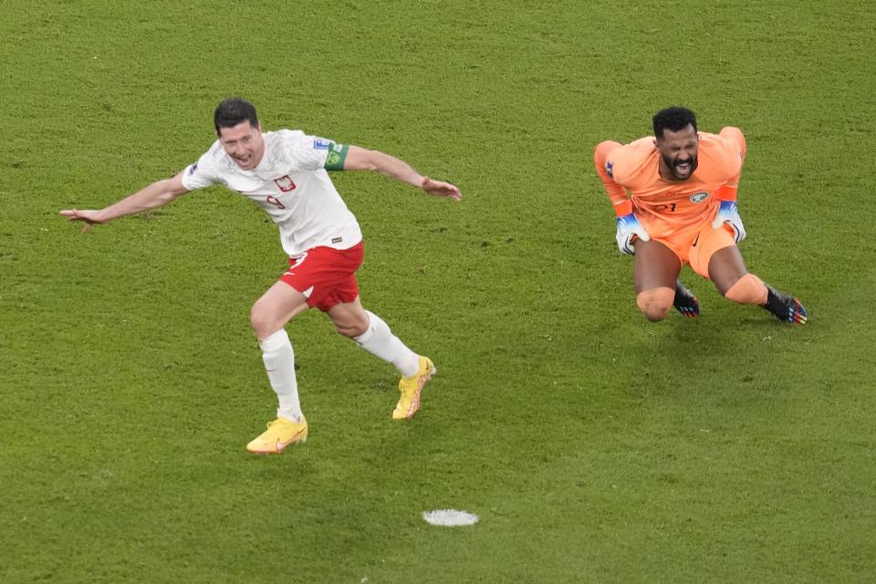 El delantero polaco Robert Lewandowski celebra frente al arquero saudí Mohammed Al-Owais tras anotar el segundo gol de Polonia en la victoria 2-0 en el partido por el Grupo C del Mundial, el sábado 26 de noviembre de 2022, en Rayán, Qatar. (AP Foto/Themba Hadebe)