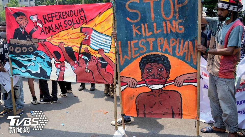 支持西巴布亞地區獨立的印尼民眾，高舉標語上街聲援示威。（圖／達志影像美聯社）