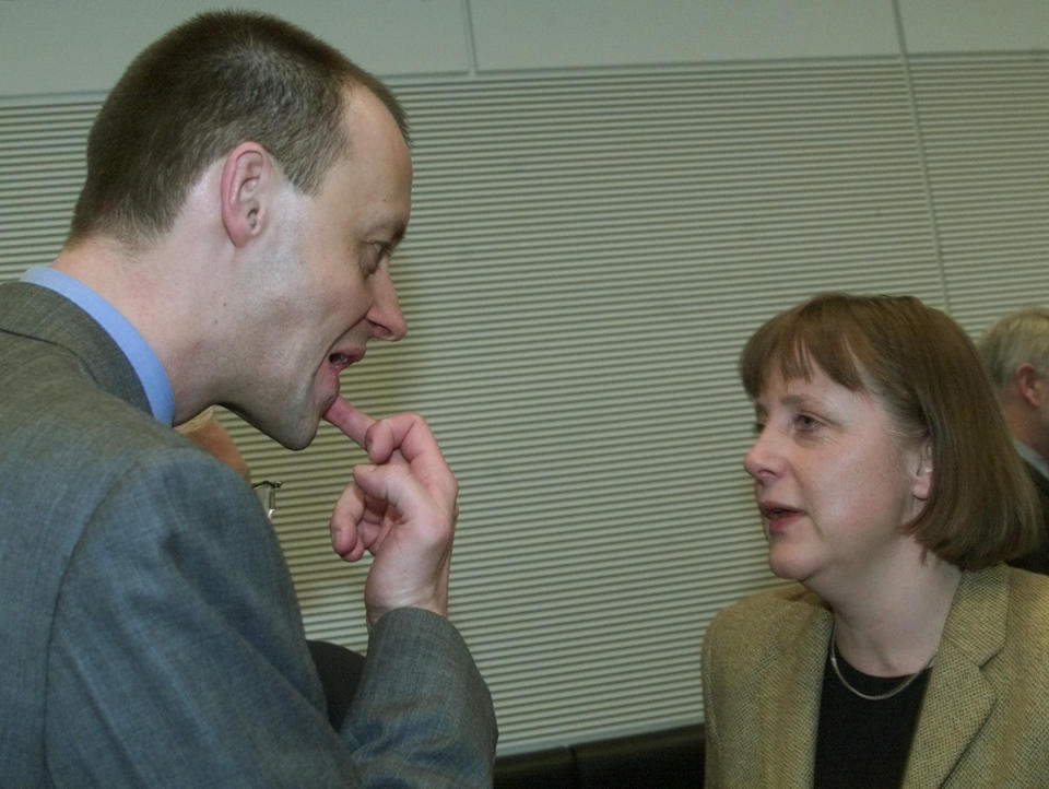 Friedrich Merz und seine Rivalin Angela Merkel im Februar 2000 (Bild: AP Photo/Jockel Finck)