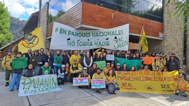 Con movilizaciones y cierres de las áreas protegidas, buscan visibilizar los despidos en Parques Nacionales