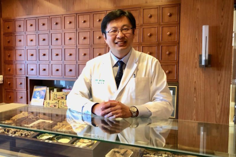 Dr. Hung-Rong Yen, a professor and dean of the College of Chinese Medicine at China Medical University, was the lead author of a study that indicated acupuncture might reduce the risk of stroke in those with rheumatoid arthritis. Photo courtesy of China Medical University