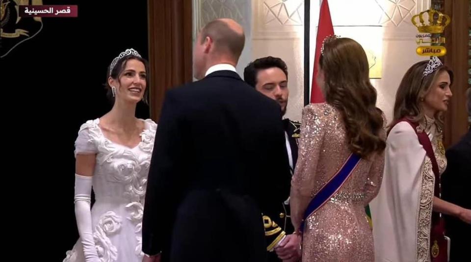 威廉王子和凱特王妃參加晚宴，與新人寒暄。（翻攝YouTube畫面）