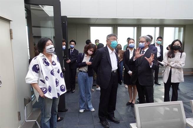 台北市長柯文哲3日在沖繩嘉新飯店受訪。（北市觀傳局提供／張芷瑜台北傳真）