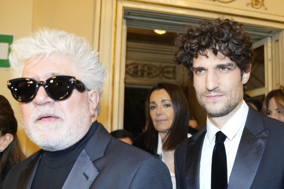 El director español Pedro Almodóvar, izquierda, y el actor francés Louis Garrel llegan al teatro La Scala para la función inaugural de temporada de "Don Carlo" de Giuseppe Verdi en el teatro La Scala de Milán el jueves 7 de diciembre de 2023. El reconocimiento de la ópera lírica italiana como Patrimonio Cultural Inmaterial de la Humanidad será exaltado el jueves con el estreno de “Don Carlo”. (Foto AP/Luca Bruno)