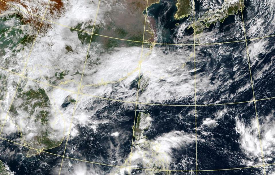 氣象局指出，台灣今日被東北季風、華南雲雨區影響，北部、東北部天氣濕涼。（圖／翻攝自中央氣象局）