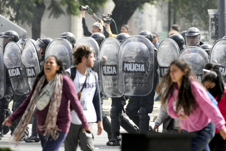 Police advance to disperse an anti-government protest against food scarcity at soup kitchens and against economic reforms proposed by President Javier Milei in Buenos Aires, Argentina, Wednesday, April 10, 2024. (AP Photo/Natacha Pisarenko)