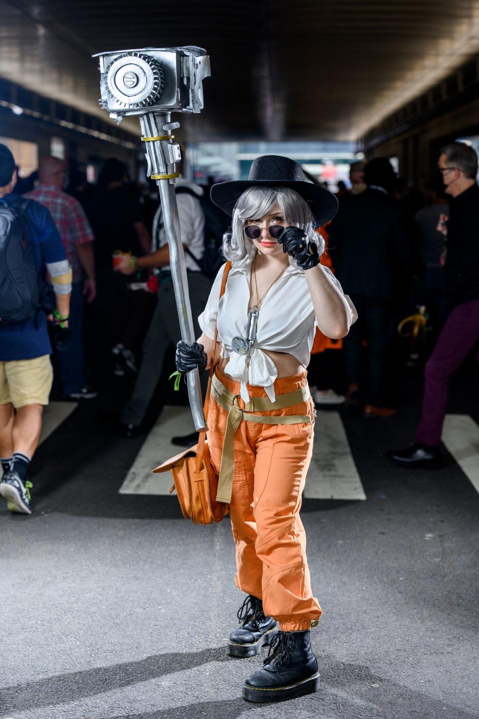 Hammer-Auftritt: Diese junge Dame ist als Heisenberg aus "Resident Evil Village" unterwegs. (Bild: Roy Rochlin/Getty Images)