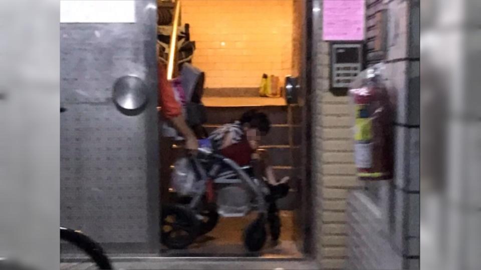 女孩緊縮輪椅害怕到不敢說話。（圖／翻攝自台北市民生社區日常大小事臉書）