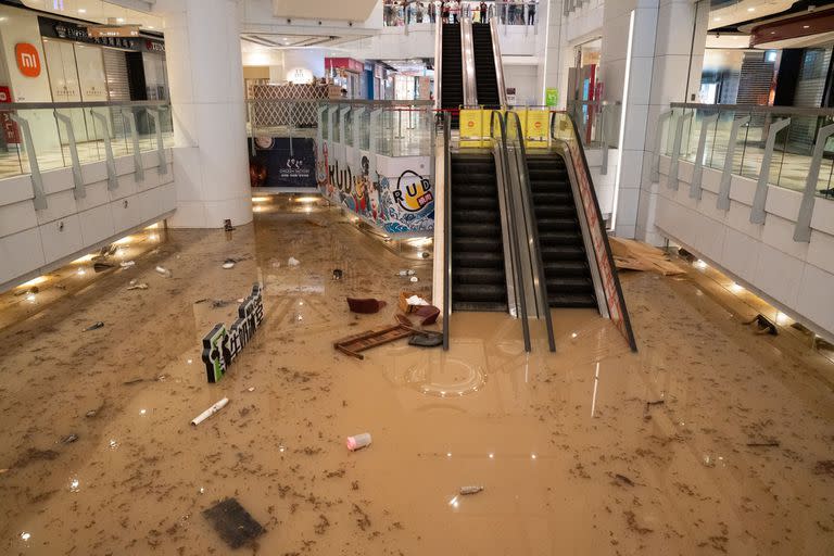 Inundanciones en un centro comercial en Hong Kong