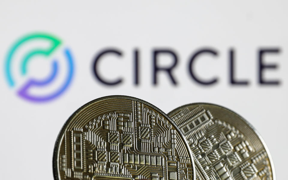 Vertegenwoordiging van cryptocurrency en Circle-logo weergegeven op een scherm op de achtergrond zijn te zien op deze illustratiefoto genomen in Krakau, Polen op 10 juni 2022. (Foto door Jakub Porzycki/NurPhoto via Getty Images)
