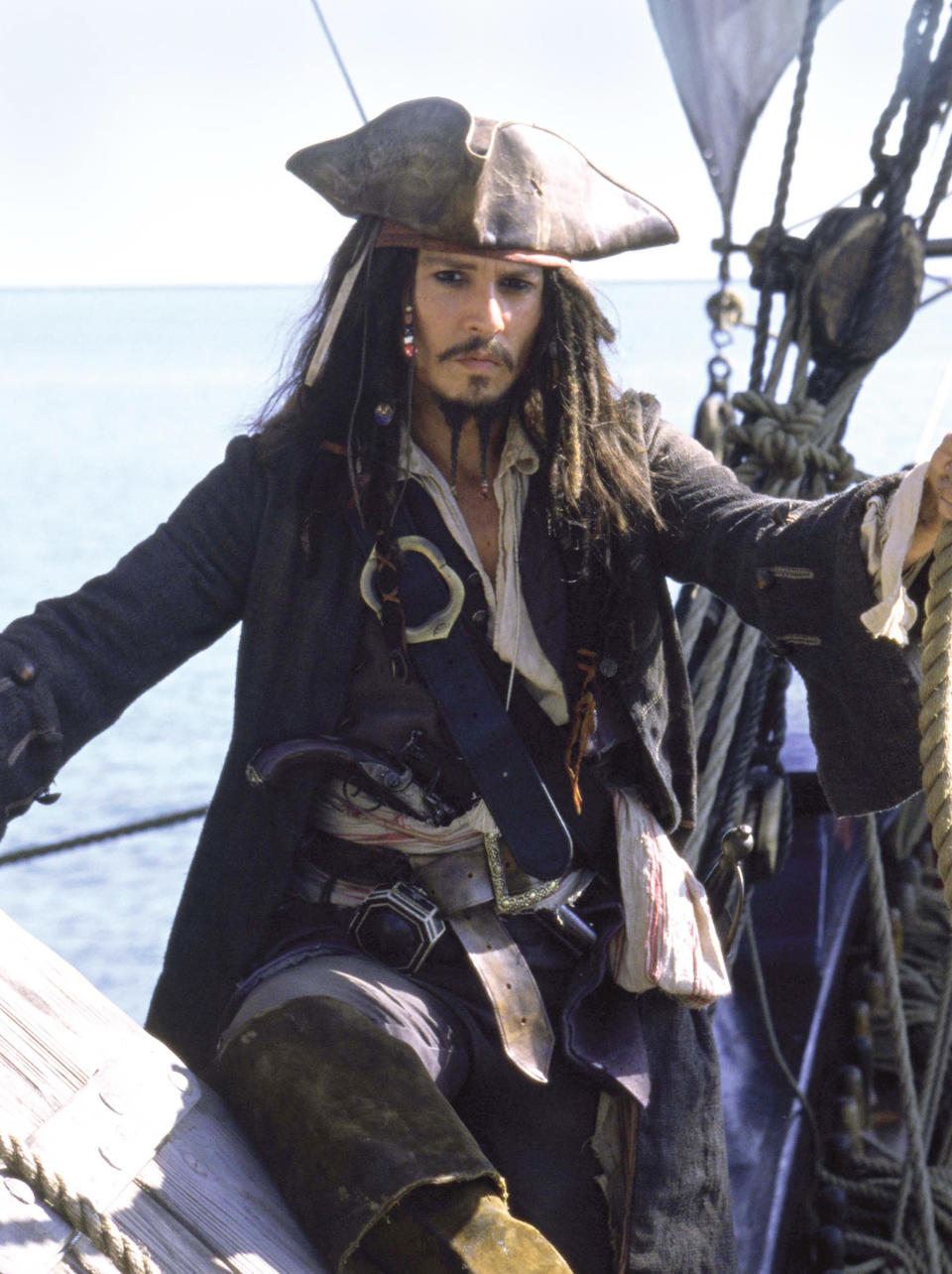 So hatte man Johnny Depp zuvor noch nie gesehen: In "Fluch der Karibik", seinem ersten XXL-Blockbuster, präsentierte er mit Captain Jack Sparrow seine Interpretation einer Piratentunte. Die skurrile Rolle ließ ihn zum absoluten Mainstream-Superstar avancieren. (Bild-Copyright: Moviestore Collection/REX)