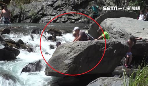 阿伯拍照從石頭跌落，險些被溪水沖走。（圖／翻攝畫面）