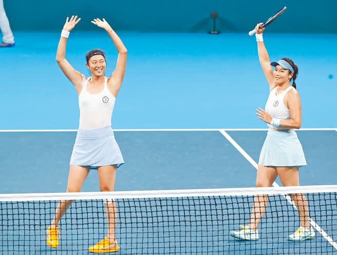 詹詠然（右）與詹皓晴（左）在網球女雙決賽中，以直落2擊敗同是中華隊的李亞軒與梁恩碩奪金。 （鄭任南攝）