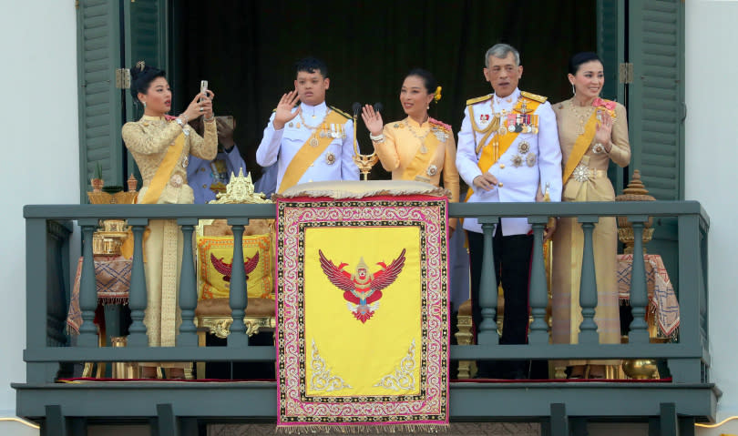 現年16歲的王子提幫功（左二），是目前泰國王室的唯一合法繼承人。（圖／達志／美聯社）